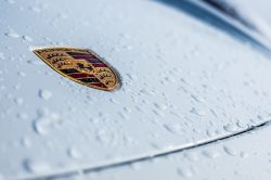 La restauration d’une Porsche 928 : un projet passionnant
